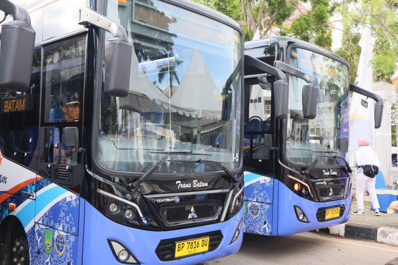 Dua unit bus Trans Batam pada peluncuran operasionalnya oleh Walikota Batam di Jalan Engku Putri Batamcennter, Jumat (29/12).