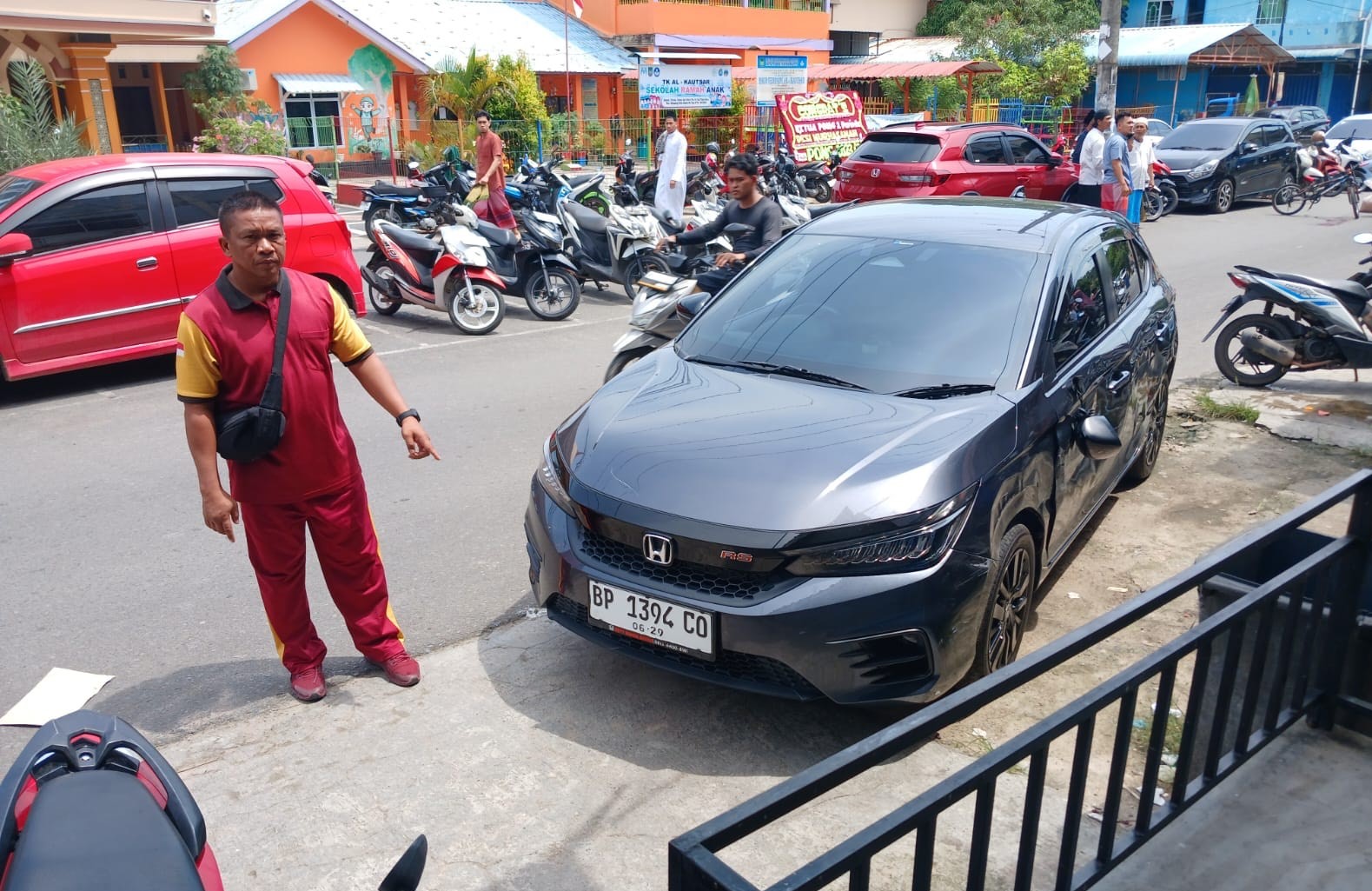 Polisi menunjukkan mobilyang melindas seorang bocah hingga tewas di Perumahan Taman Sari, Sekupang, Jumat (19/7) siang