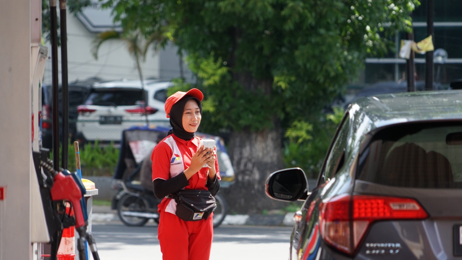 Karyawan SPBU melayani pembelian Pertalite.
