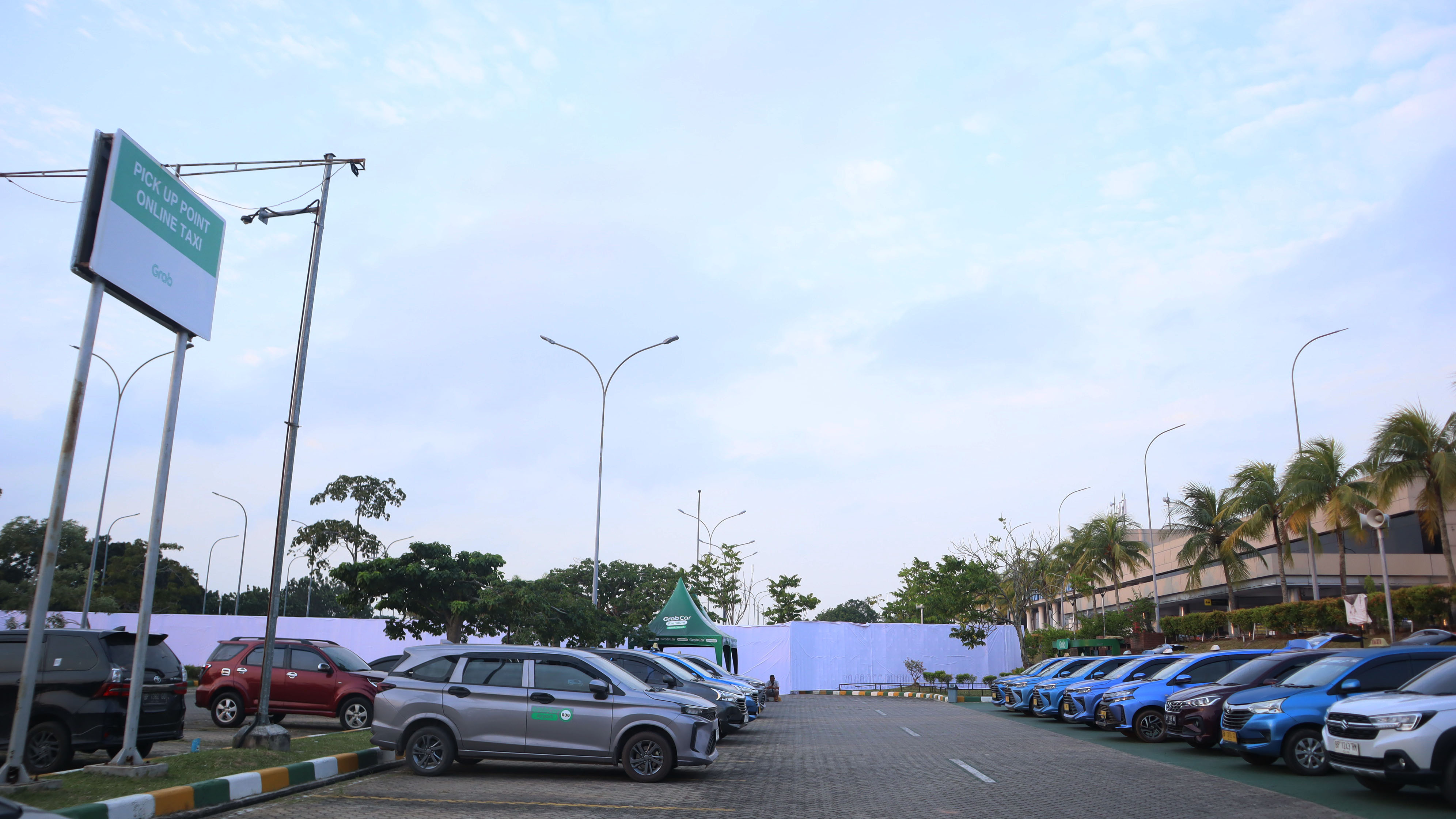 Sejumlah kendaraan transportasi online, Grab parkir saat menunggu penumpang dikawasan Bandara Hang Nadim Batam, Senin (22/7). F Cecep Mulyana/Batam Pos