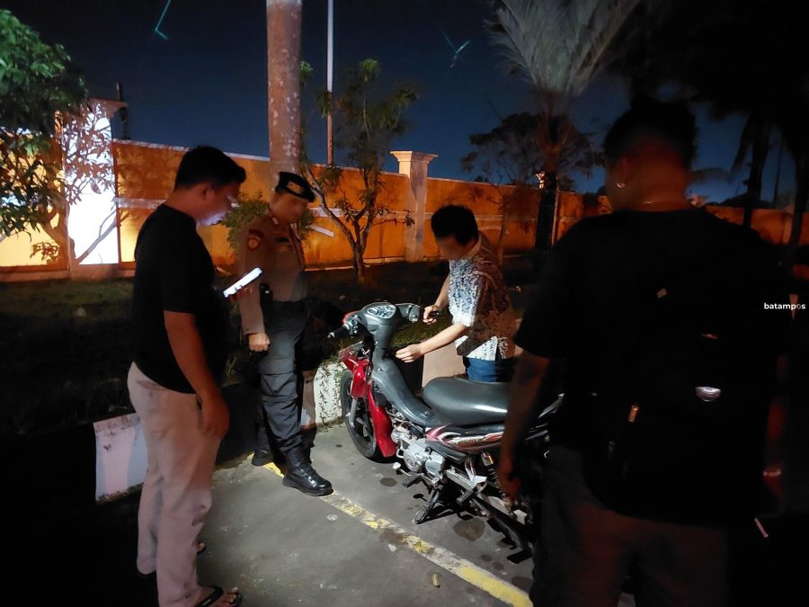Polsek Batuaji membubarkan kelompok remaja yang berkeliaran di malam hari.