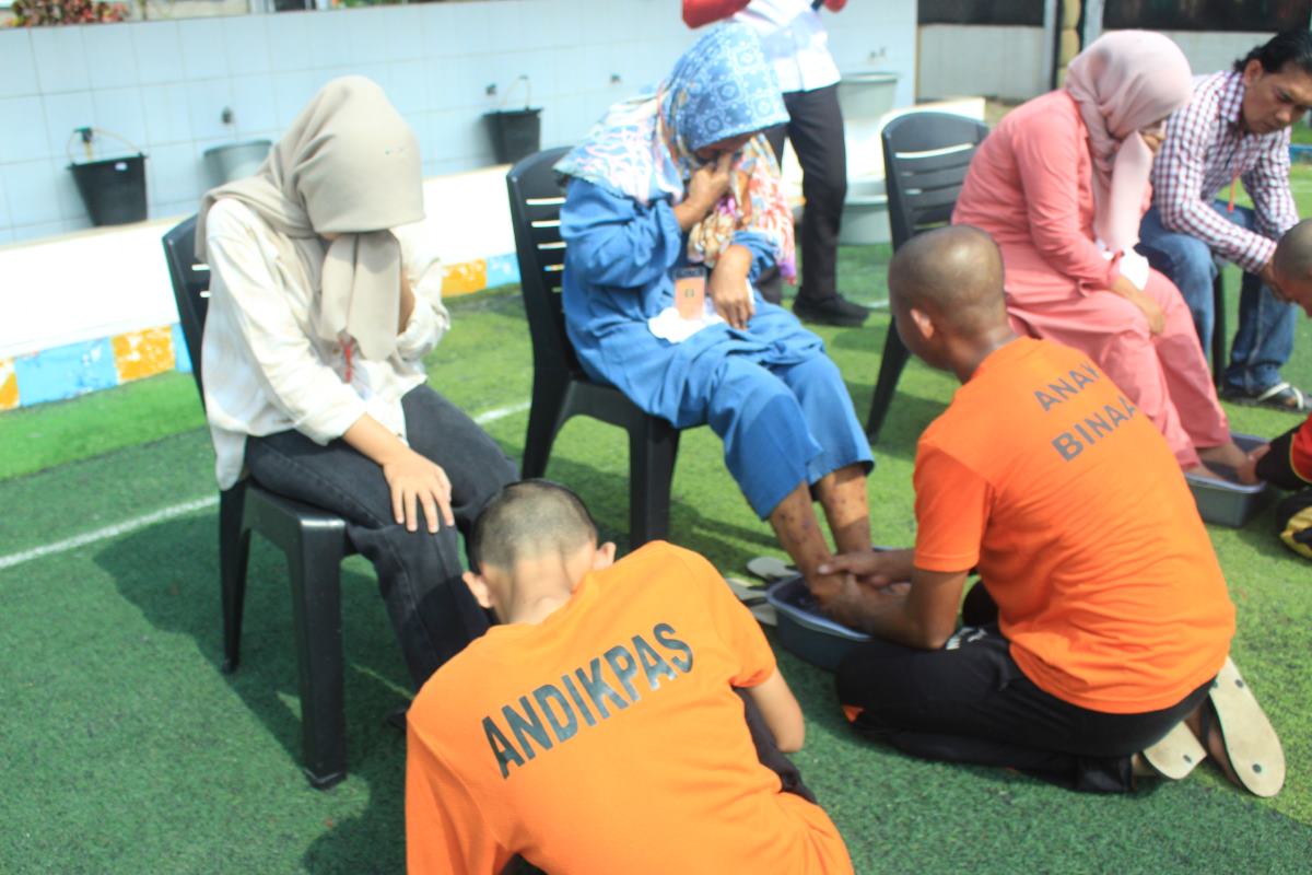 Acara pemberian remisi hari Anak Nasional di LPKA Kelas II Batam diwarnai kegiatan membasuk kaki orang tua, Selasa (23/7) pagi. F. Yofie Yuhendri/Batam Pos.