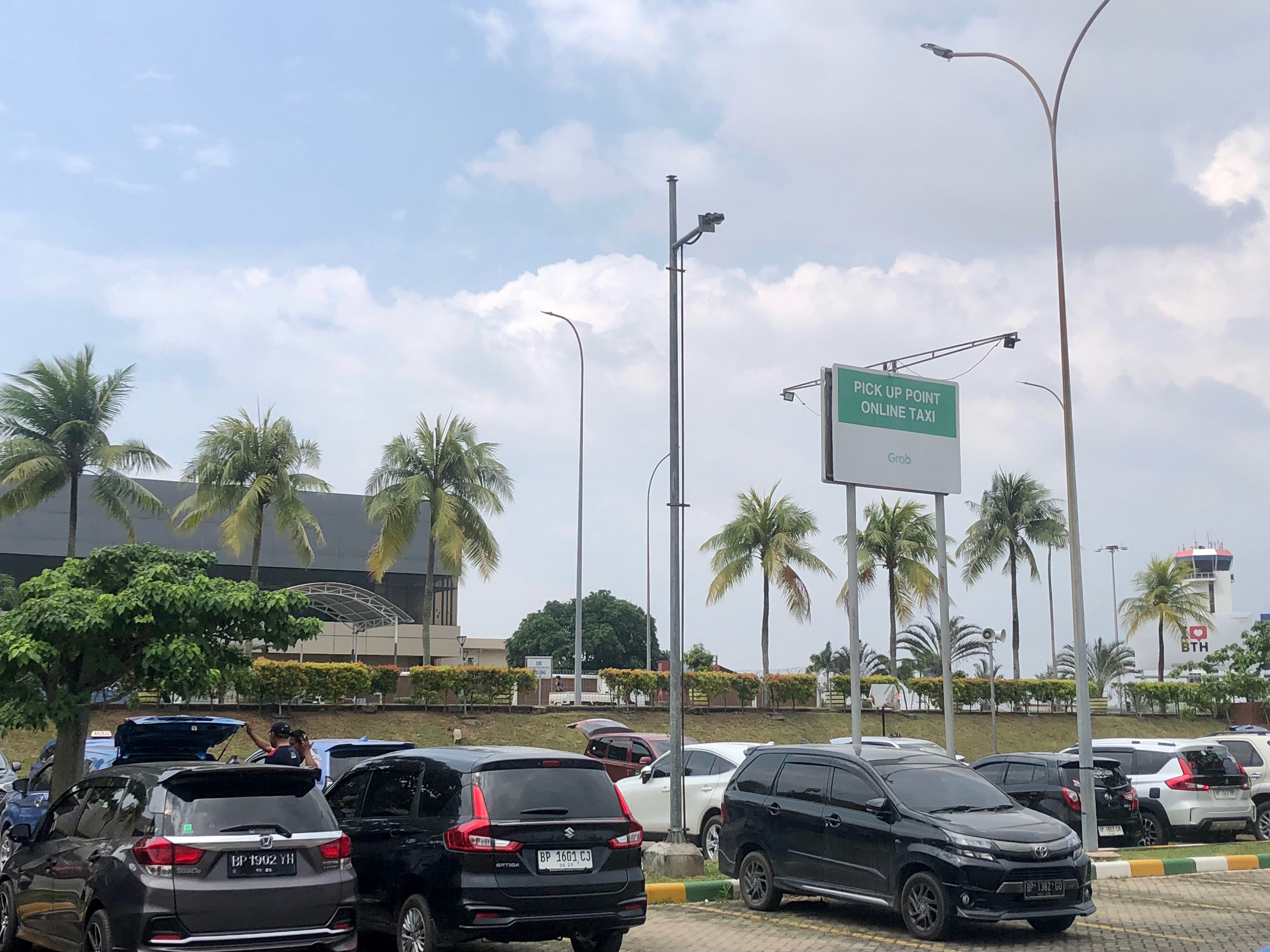 Area penjemputan taksi online di Bandara Internasional Hang Nadim Batam.