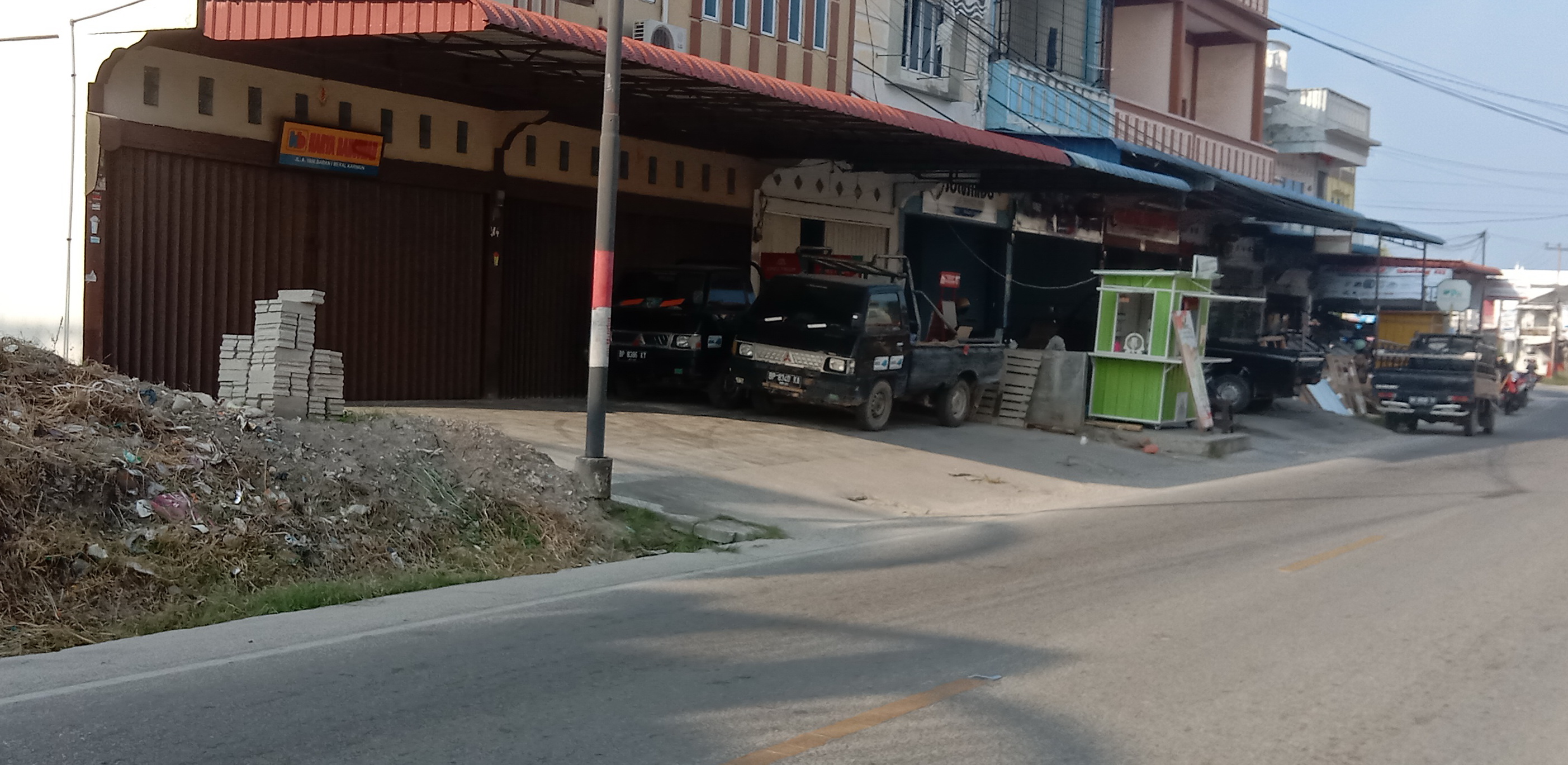 Toko bahan bangunan terlihat tutup karena ada kabar razia barang impor ilegal.
