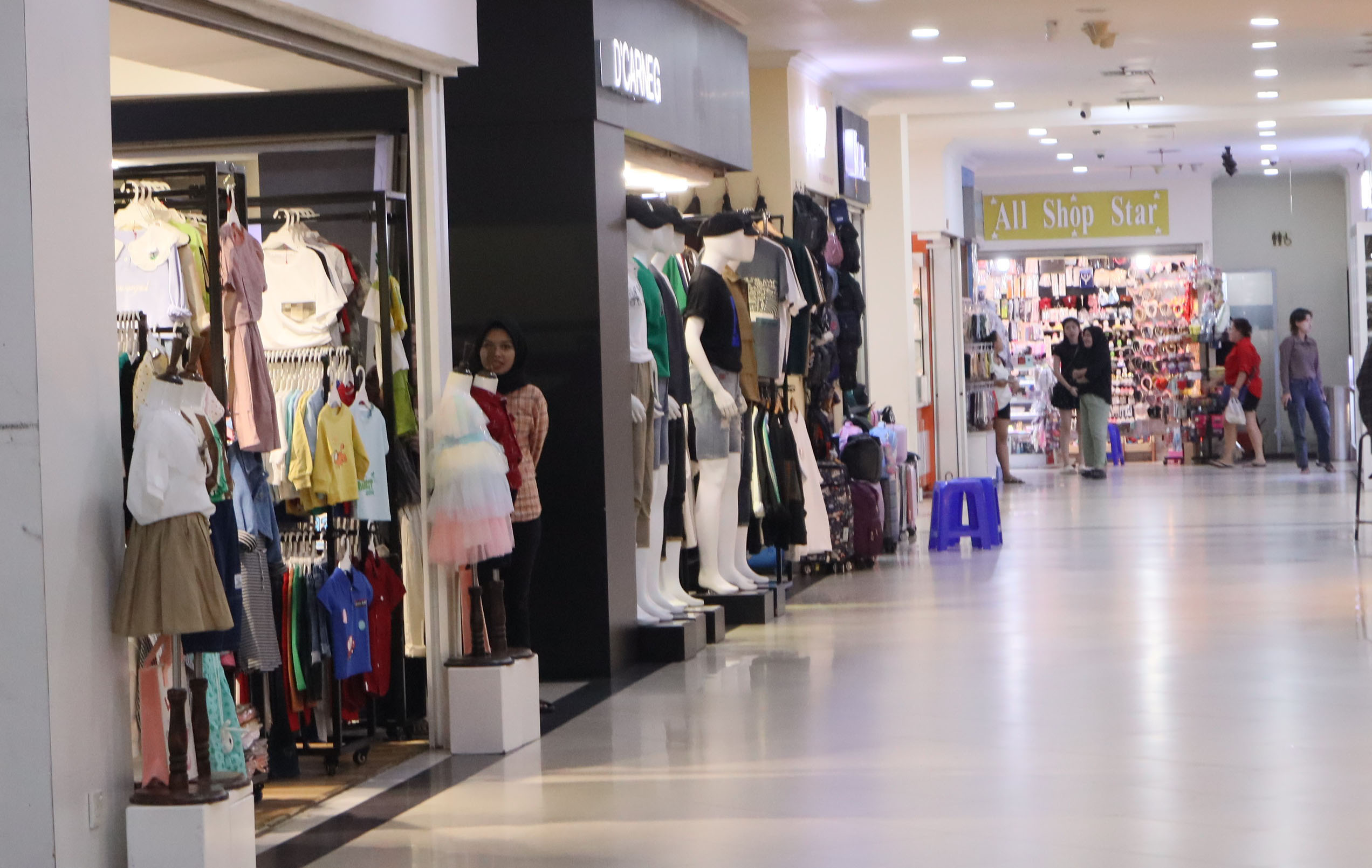 Sejumlah tenan  yang menjual berbagai produk pakaian, sepatu dan lainnya yang berada di kawasan BCS Mall, Rabu (24/7).