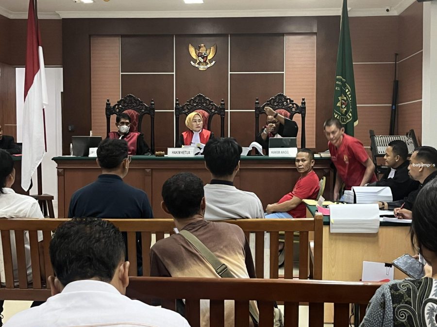 Sidang perkara dugaan penyelundupan minuman beralkohol satu kontainer di Pengadilan Negeri Batam, Kamis (25/7).
