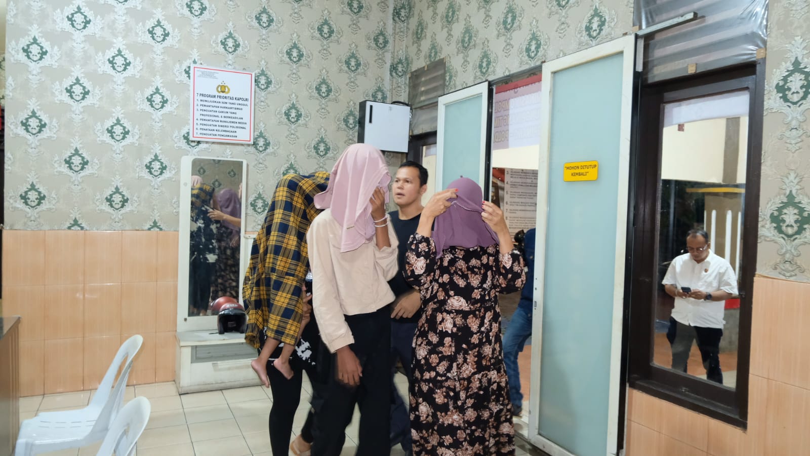 Polisi menggiring komplotan pencuri ke Mapolsek Tanjungpinang Timur, Jumat (26/7).