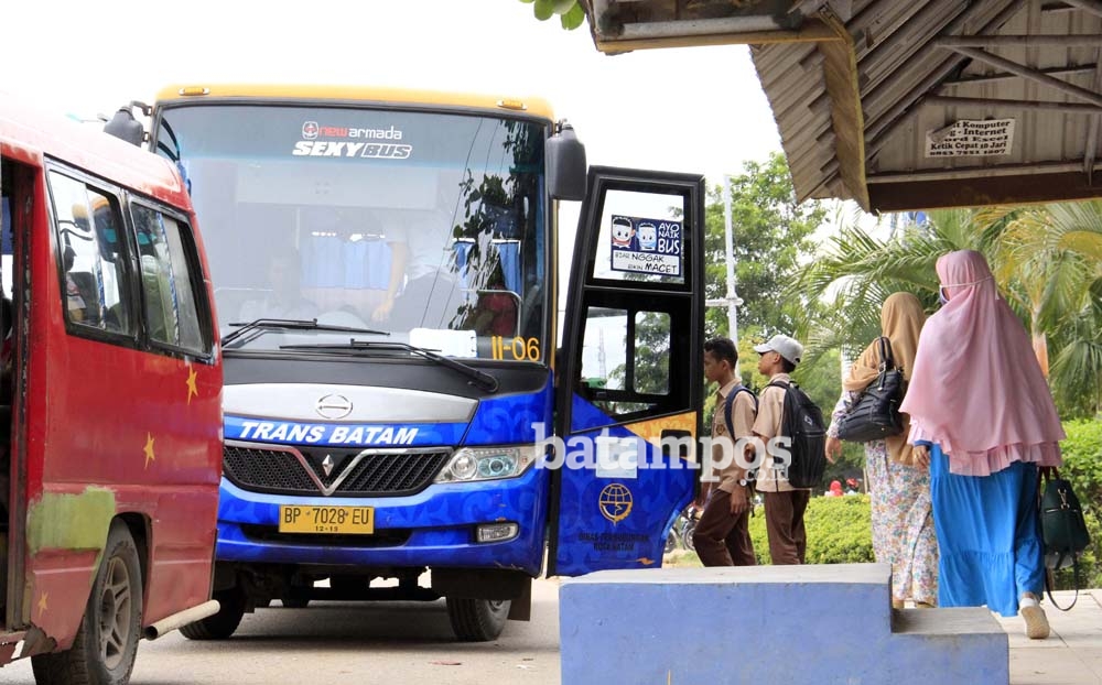 Penumpang naik bus Trans Batam di halte Putri Hijau, Batuaji.