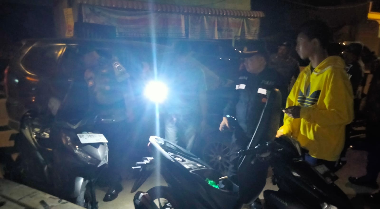 Polsek Bengkong saat menggelar operasi cipta kondisi (cipkon), Sabtu (28/7) malam.