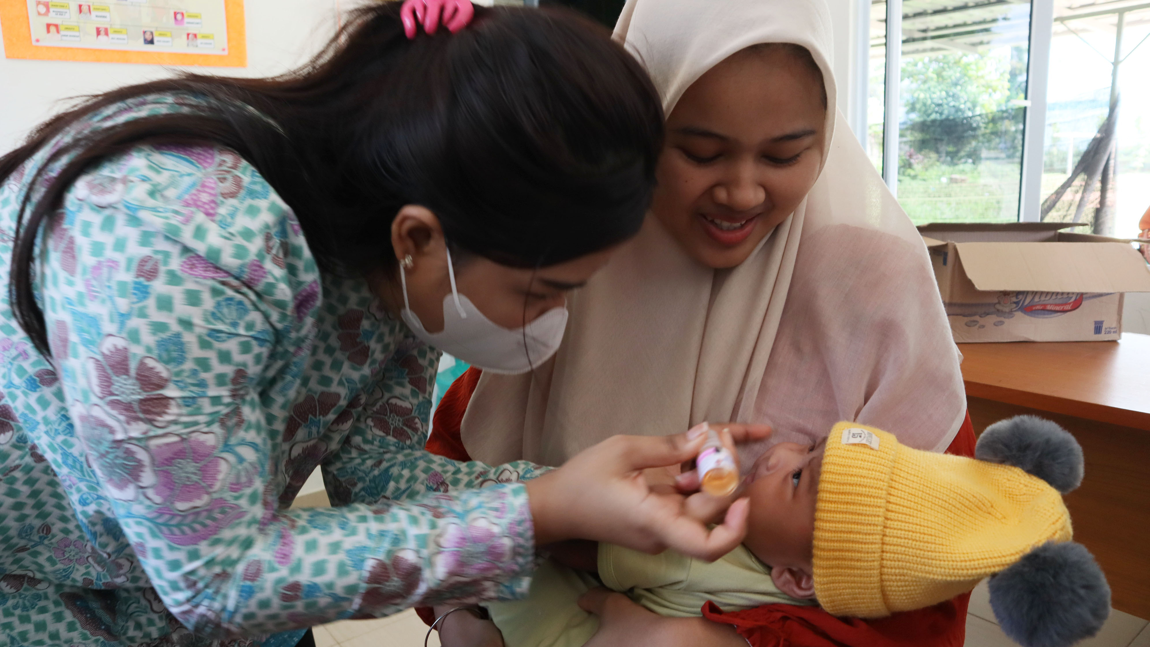 Petugas memberikan vaksin polio kepada anak warga perumahan Cendana di Posyandu Cendana, Sabtu (27/7).