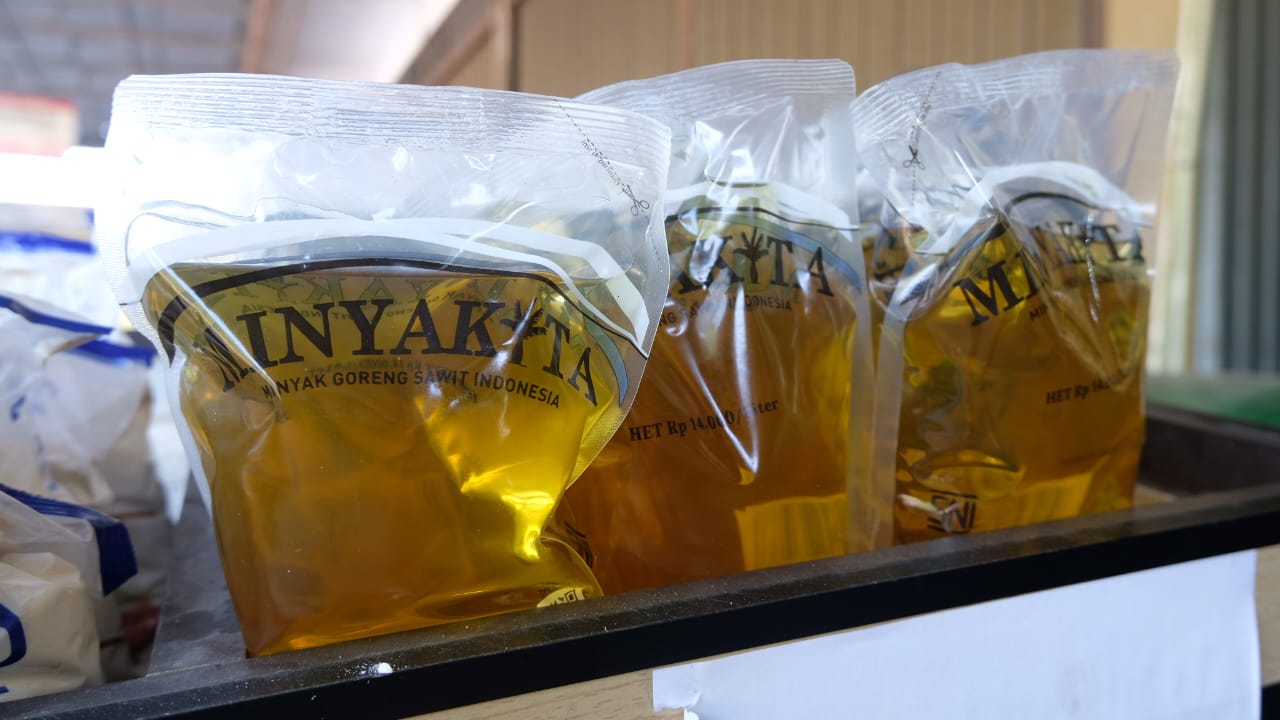 Pasokan minyakita di Tanjungpinang sedikit. Pembelian terpaksa dibatasi 2 liter per orang.