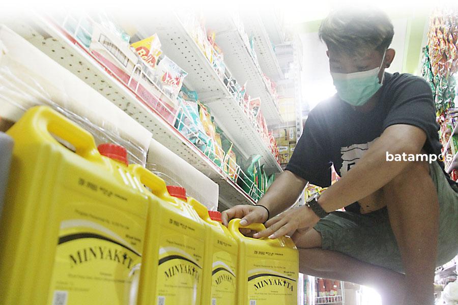 Seorang pekerja di salah satu toko sembako di Pasar Mega Legenda, Batam Center, menyusun minyak goreng MinyaKita kemasan jeriken, beberapa waktu lalu. Sebelum harganya naik, minyak goreng ini sulit di