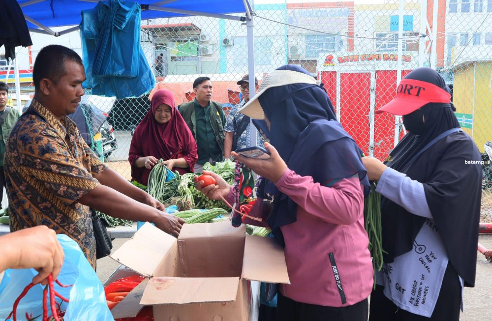 Sejumlah ibu ibu membeli sayuran dan kebutuhan lainnya saat kegiatan gerakan pangan murah yang digelar Dinas Ketahanan Pangan dan Pertanian (DKPP) Kota Batam di Fasum Perumahan Villa Pesona Asri Batam