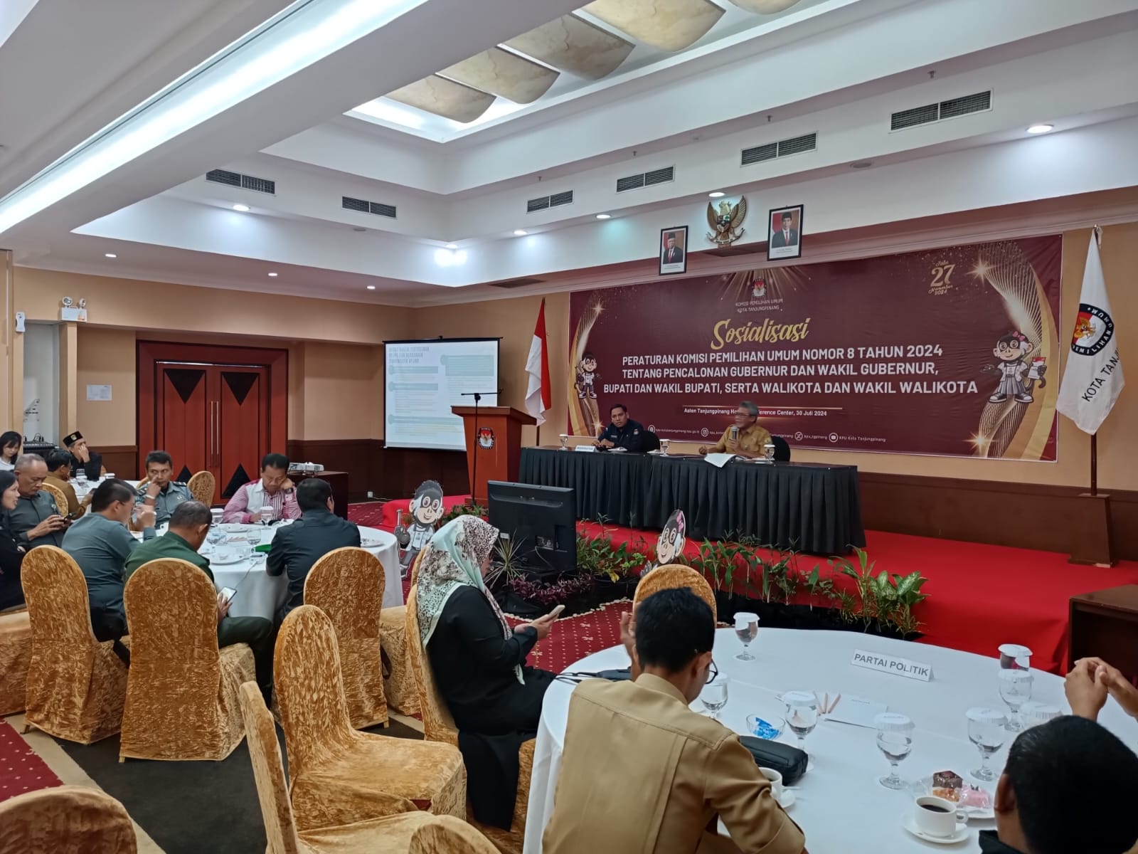 KPU Tanjungpinang saat Mensosialisasikan PKPU No 8 2024 di Hotel Aston Tanjungpinang.