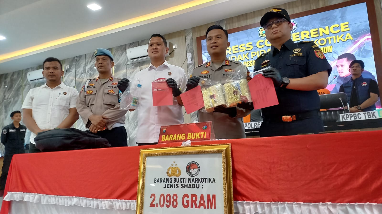 Kapolres Karimun AKBP Fadli Agus bersaman petugas BC menunjukkan barang bukti sabu dan tersangka yang terlibat sebagai kurir