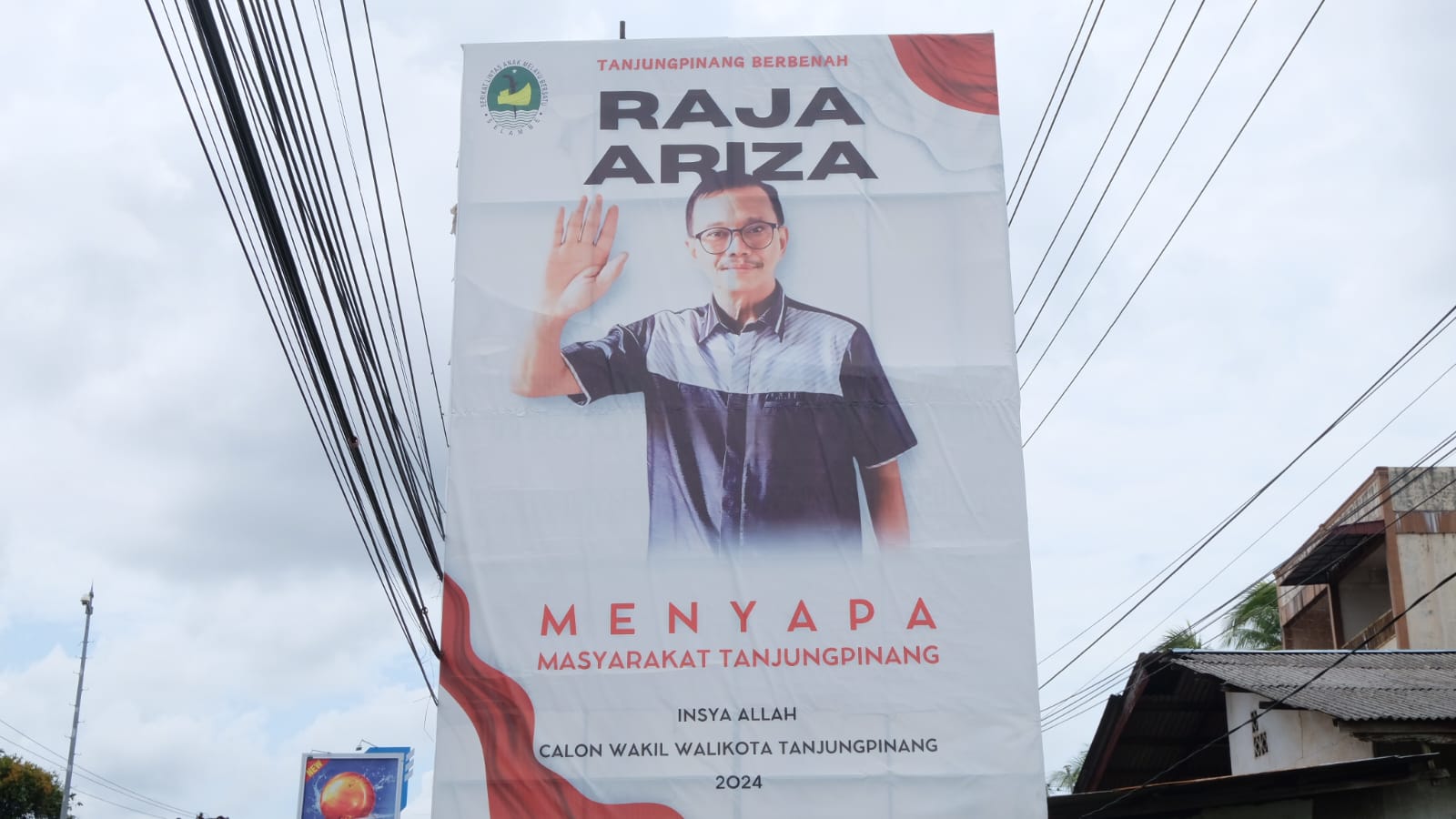 Sepanduk Raja Ariza bakal calon Walikota Tanjungpinang yang terpasang di Jalan Adi Sucipto.