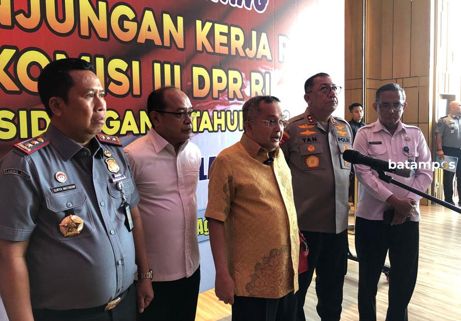 Ketua Tim Komisi III DPR RI, Trimedya Panjaitan, memberi keterangan pers dalam kunjungan kerja ke Kepri.