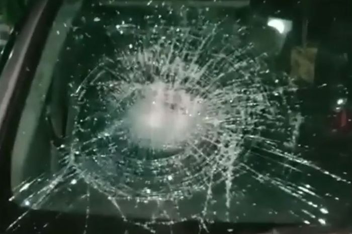 Ilustrasi kaca mobil pecah.
