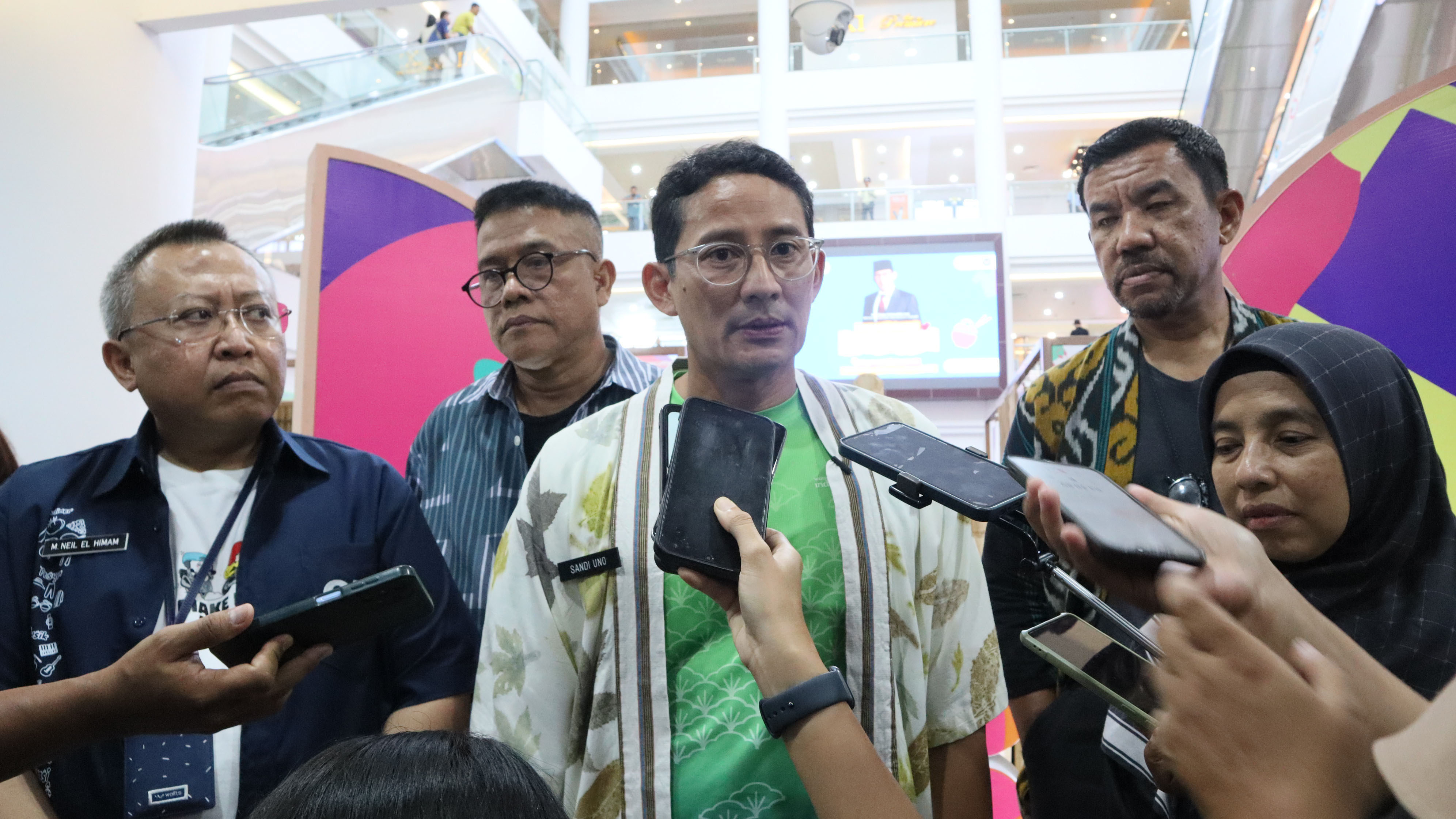 Menteri Pariwisata dan Ekonomi Kreatif (Menparekraf) Sandiaga Salahuddin Uno bersama  Deputi Bidang Ekonomi Digital dan Produk Kreatif Muhammad Neil El Himam, Kadis Parawisata Kepri Guntur Sakti, Kadis Parawisata Batam Ardiwinata memberikan keterangan pad