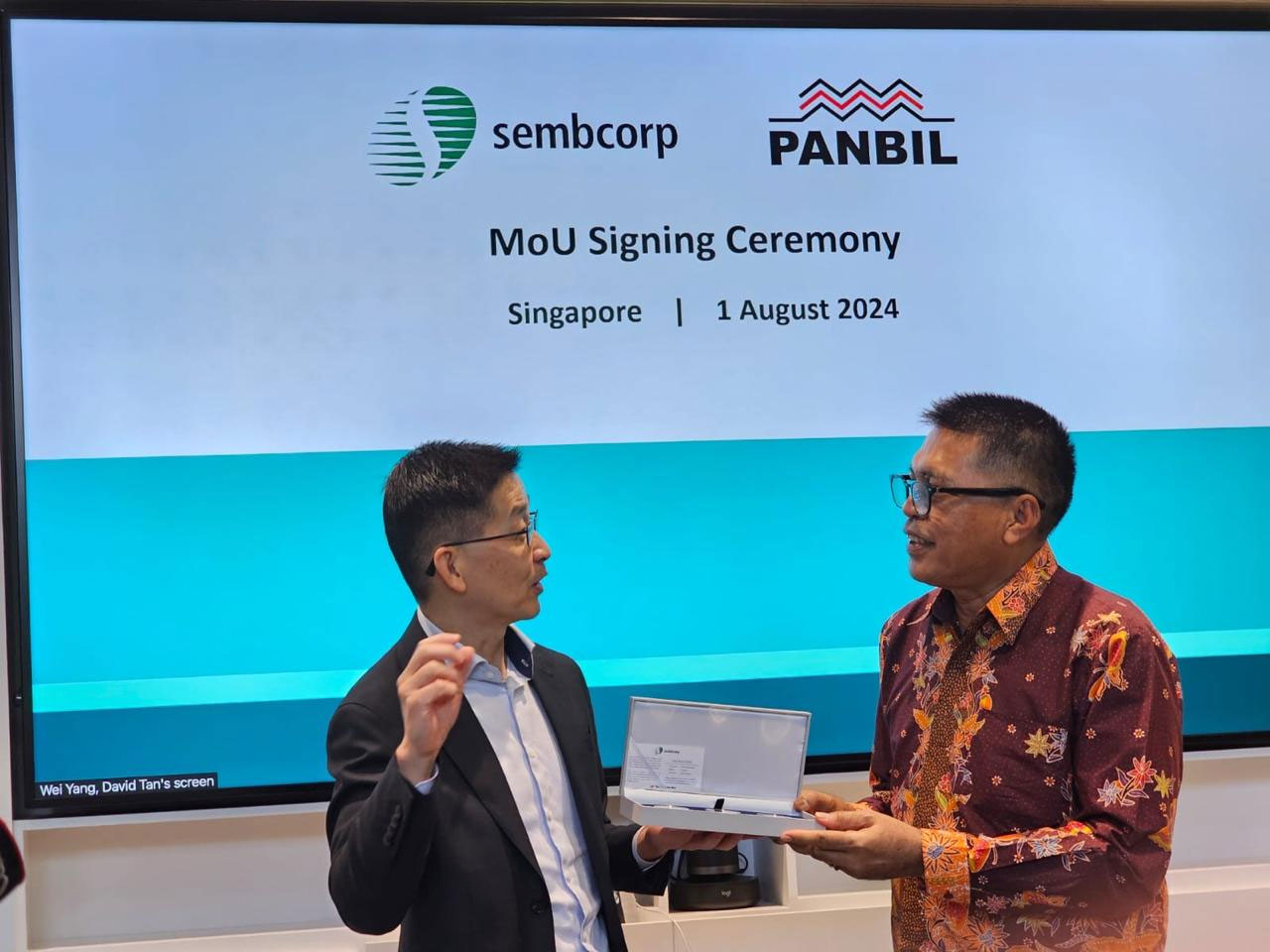 Lee Ark Boon, CEO Sembcorp Development (kiri) bersama Johannes Kennedy Aritonang, Chairman Panbil Group usai penandatanganan MoU di Singapura, 1 Agustus 2024.  (istimewa)