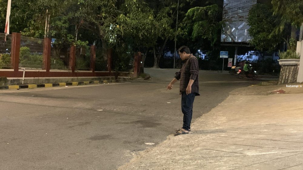 Warga menunjukkan lokasi jatuhnya WNA asal Tiongkok, Yiuo Yu usai terjun dari lantai 6 Hotel Asialink Easy By Prasanthi, Seraya.