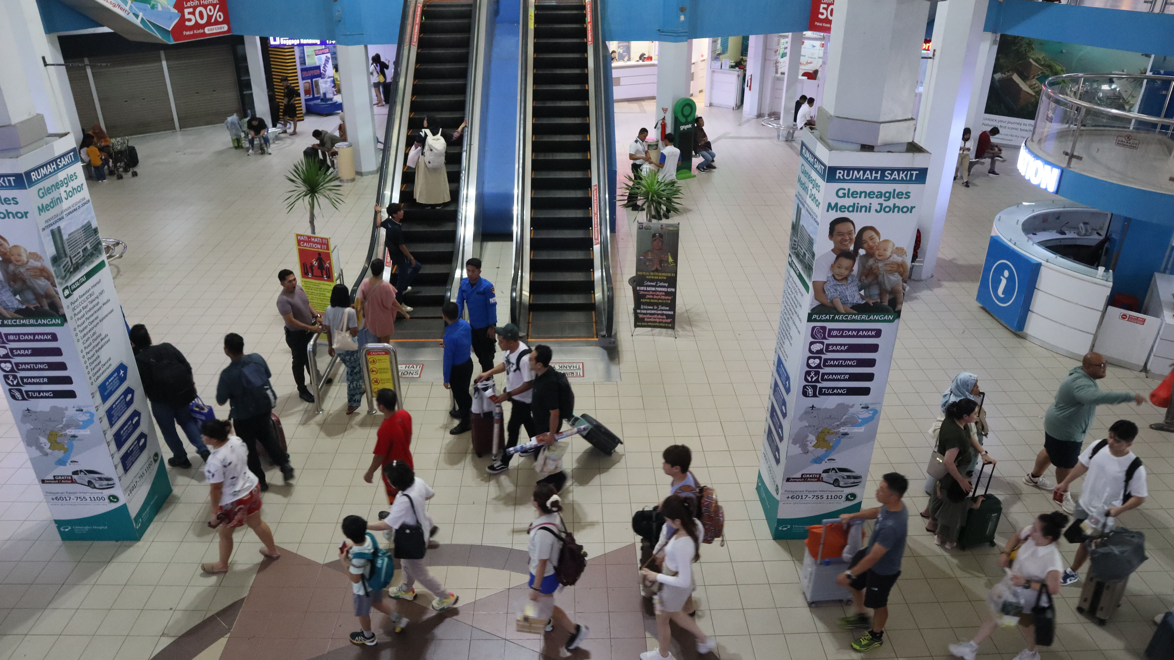 Suasana Pelabuhan Internasional Batam Center pada hari pertama dikelola PT. Metro Nusantara Bahari, Jumat (2/8).