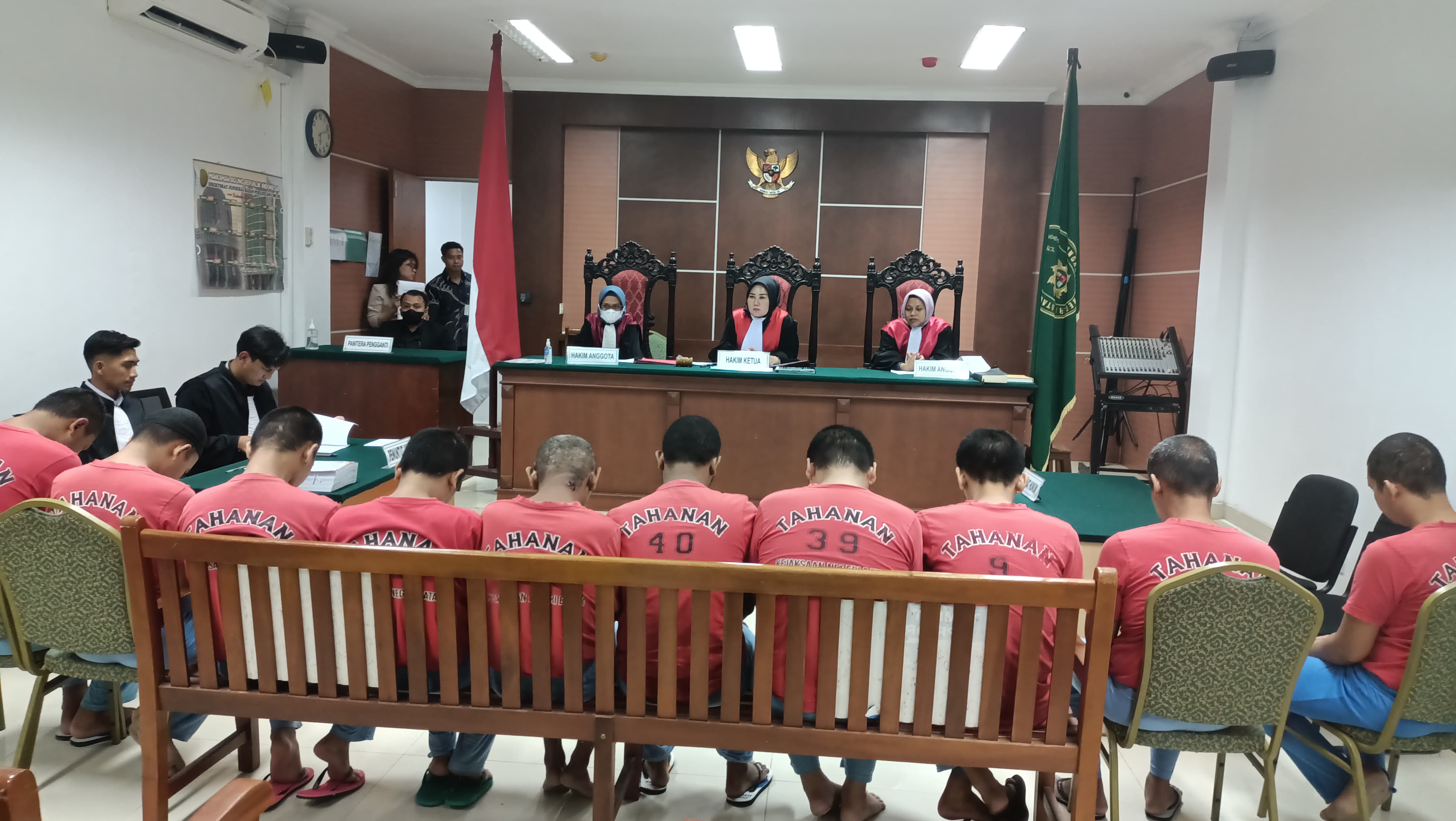 Sebelas orang komplotan judi online www.boscuan89.com menjalani sidang di Pengadilan Negeri Batam.