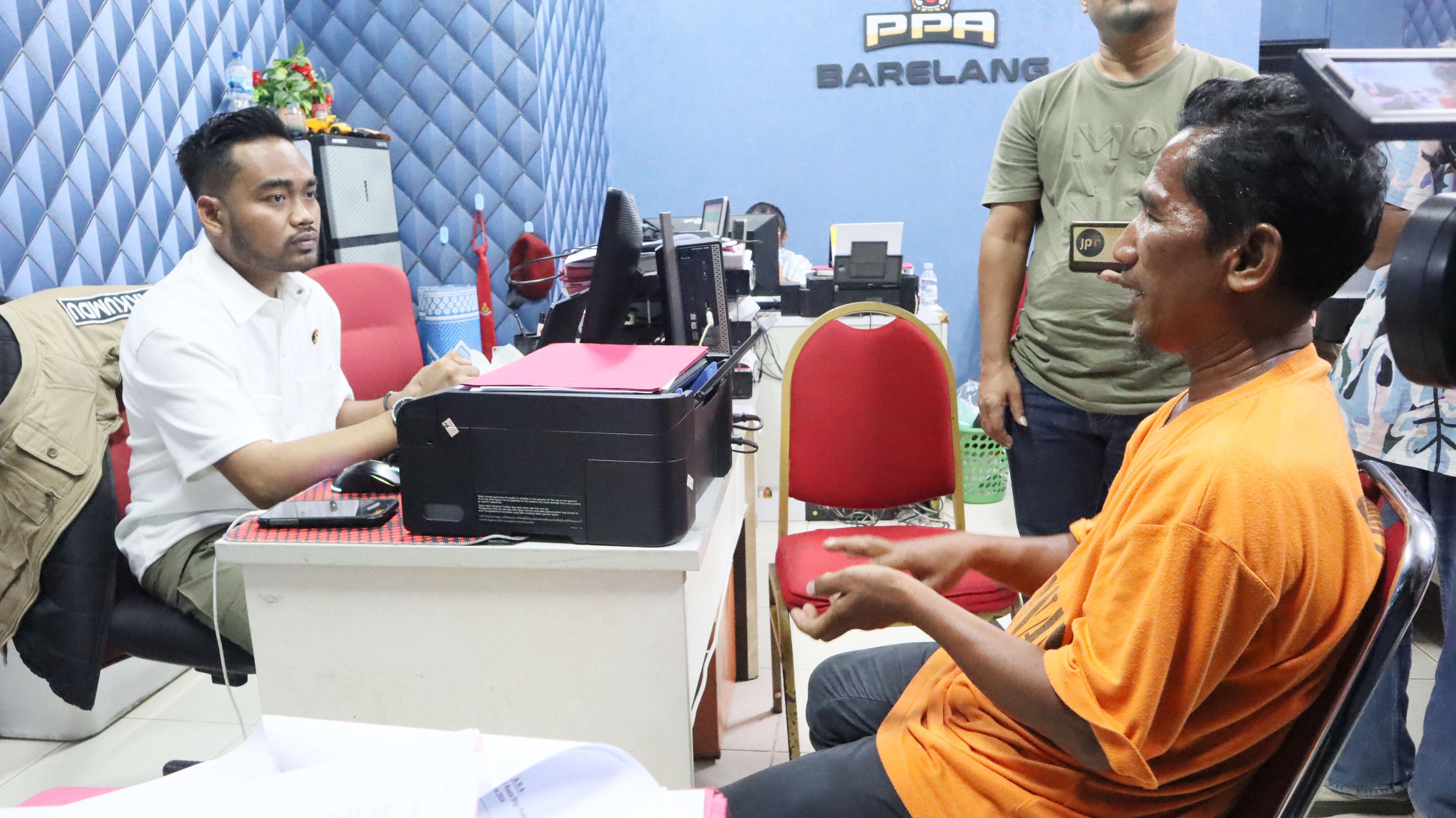 Petugas Unit PPA Polresta Barelang memeriksa tersangka Uj dalam kasus tindak pidana pencabulan, Kamis (8/8).