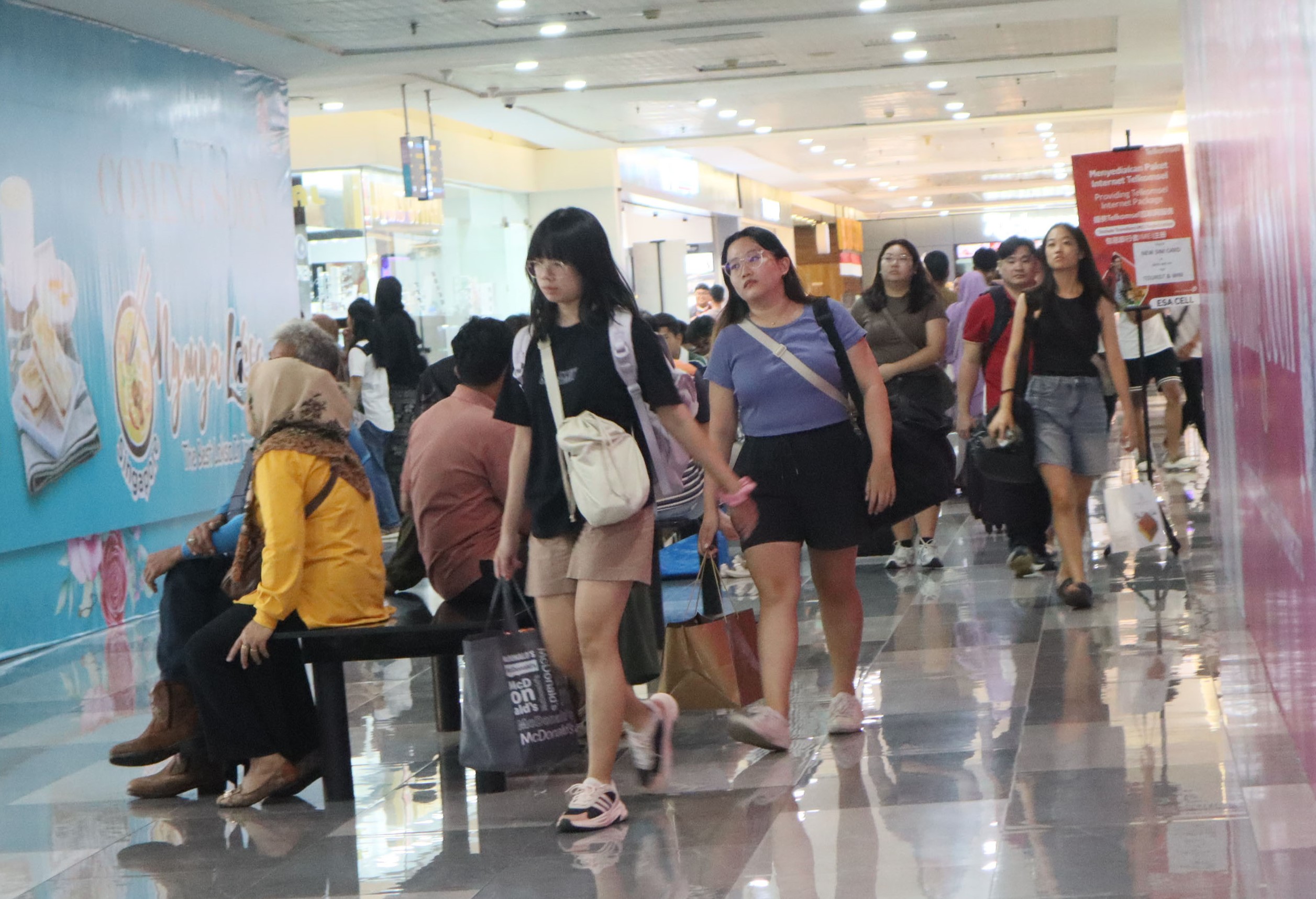 Pusat perbelanjaan Mega Mall Batamcenter terlihat ramai, baik oleh warga Batam maupun wisatawan, Minggu (11/8).