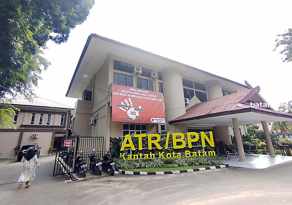 Warga mendatangi Kantor BPN Batam di Sekupang, beberapa waktu lalu. BPN mendorong peralihan sertifikat tanah konvensional jadi elektronik.