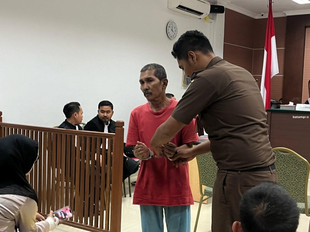Nasrun sebelum menjalani sidang di Pengadilan Negeri Batam, Selasa (13/8).