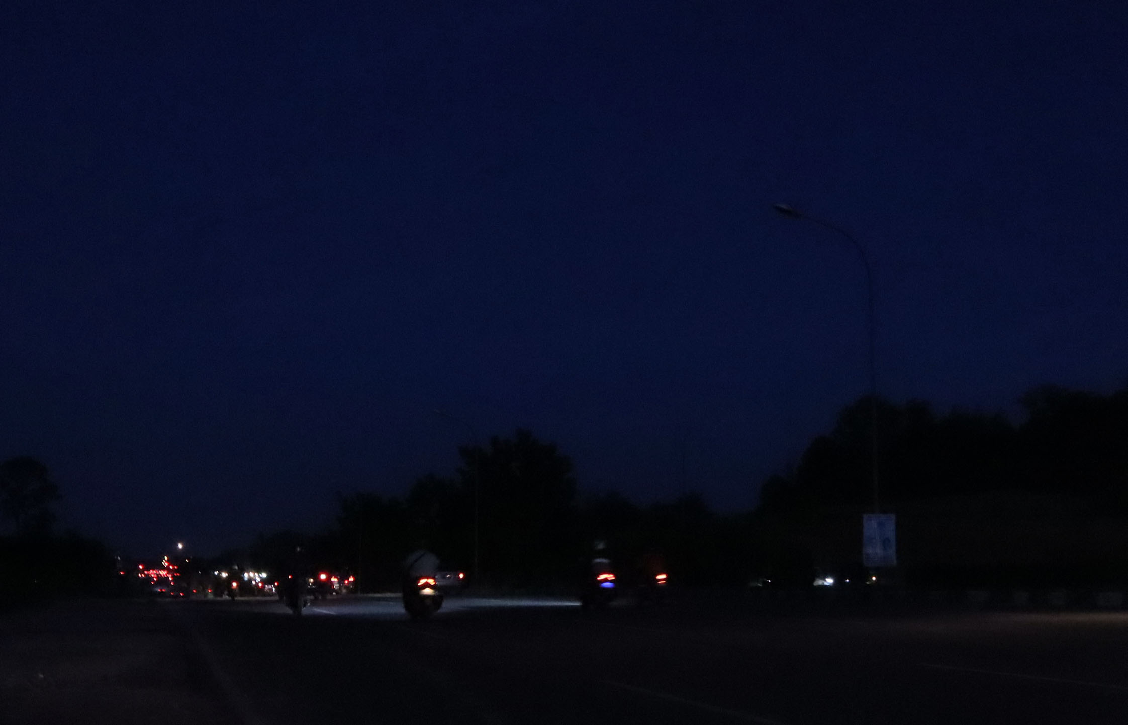 Lampu Penerangan Jalan Umum (PJU) di Jalan Sudirman depan Perumahan Meditrania terlihat padam, Selasa (13/8).