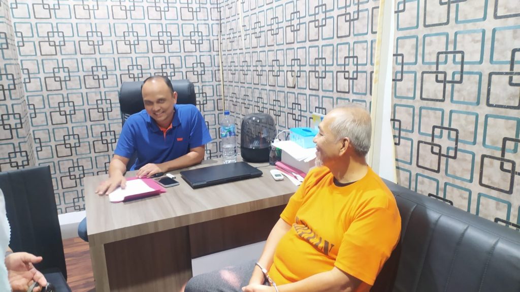 Mantan Setwan Kota Batam, Marzuki (kaos kuning), saat ditetapkan sebagai tersangka.