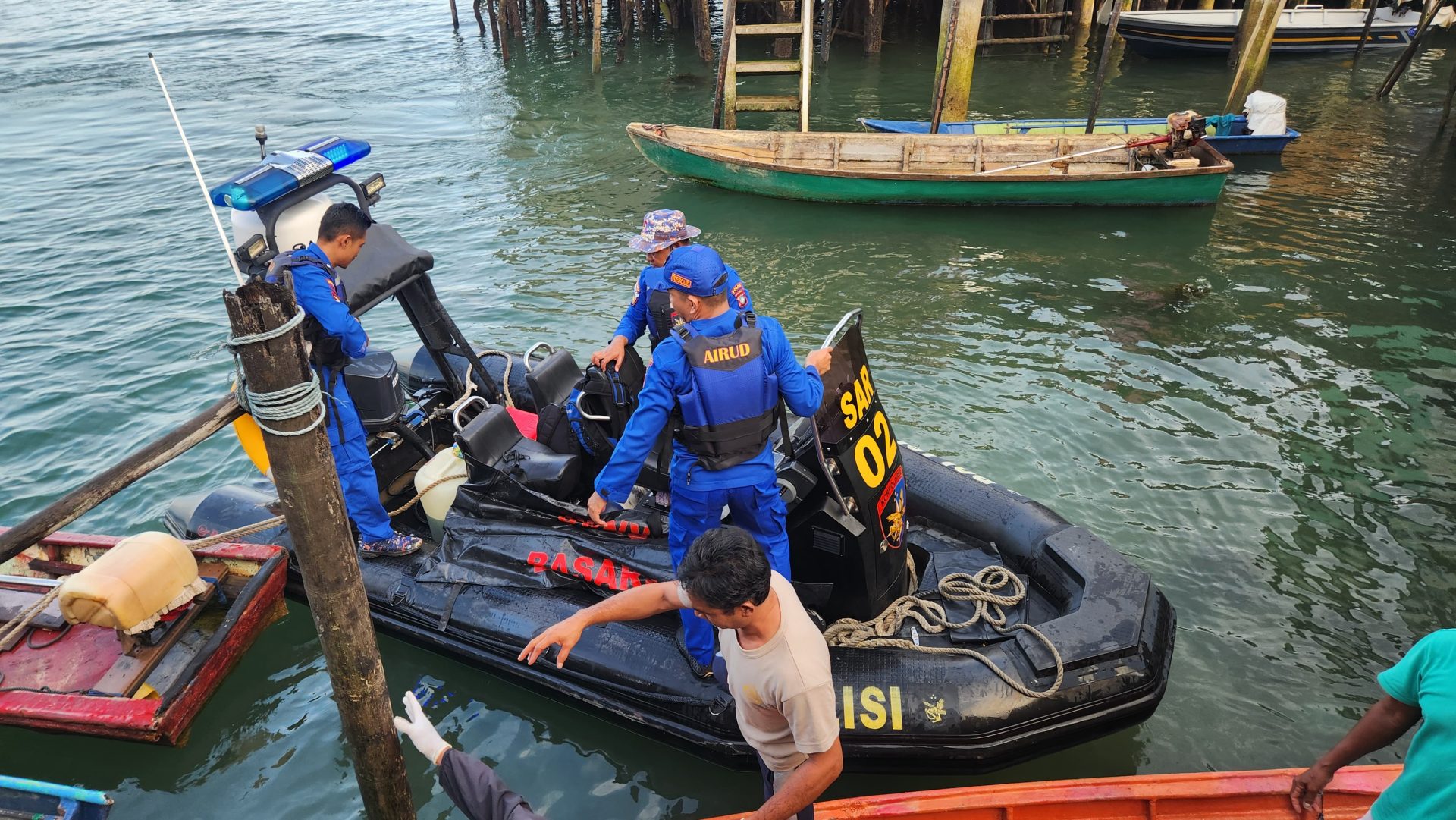 Jasad Cahya Amirahmadi, 26. Pria yang loncat dari Jembatan I Barelang, saat dievakuasi, Kamis (15/8).