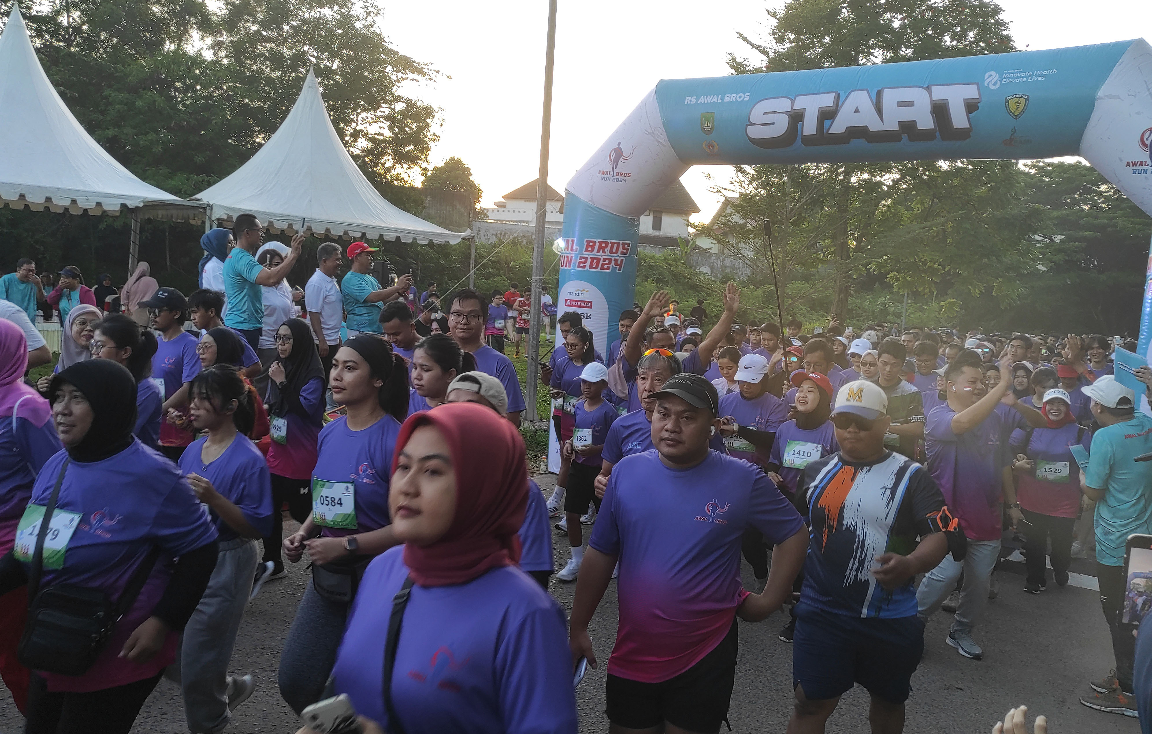 Ribuan peserta Awal Bros Fun Run 2024 yang digelar RS Awal Bros  meninggalkan garis start di Dang Anom Baloi, Minggu (18/8).