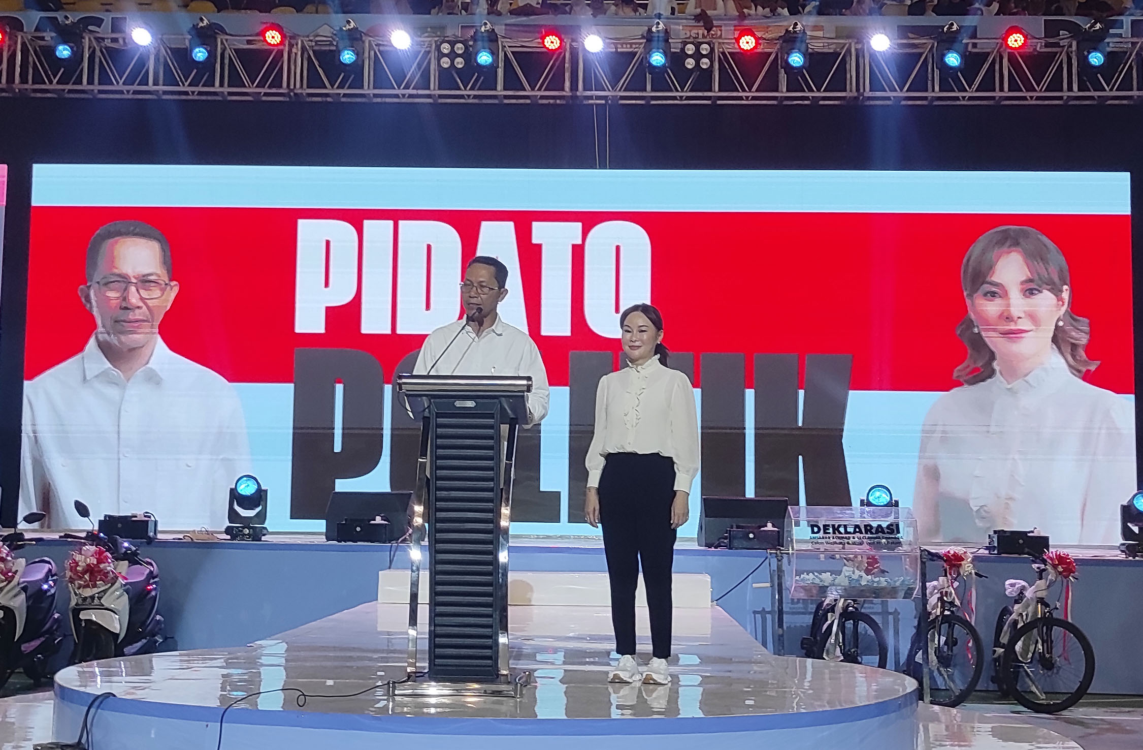 Calon Walikota Batam dan Wakil Walikota Batam Amsakar Achamd dan Li Claudia Chandra berpidato politik pada acara Deklarasi Calon Walikota dan Wakil Walikota Batam di Sport Hall Temenggung Abdul Djamal, Minggu (18/8).