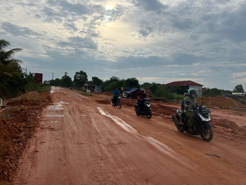 Jalan rusak di depan Bida Asri 3 atau Perumahaan BP Batam di Kelurahan Sambau, Nongsa.