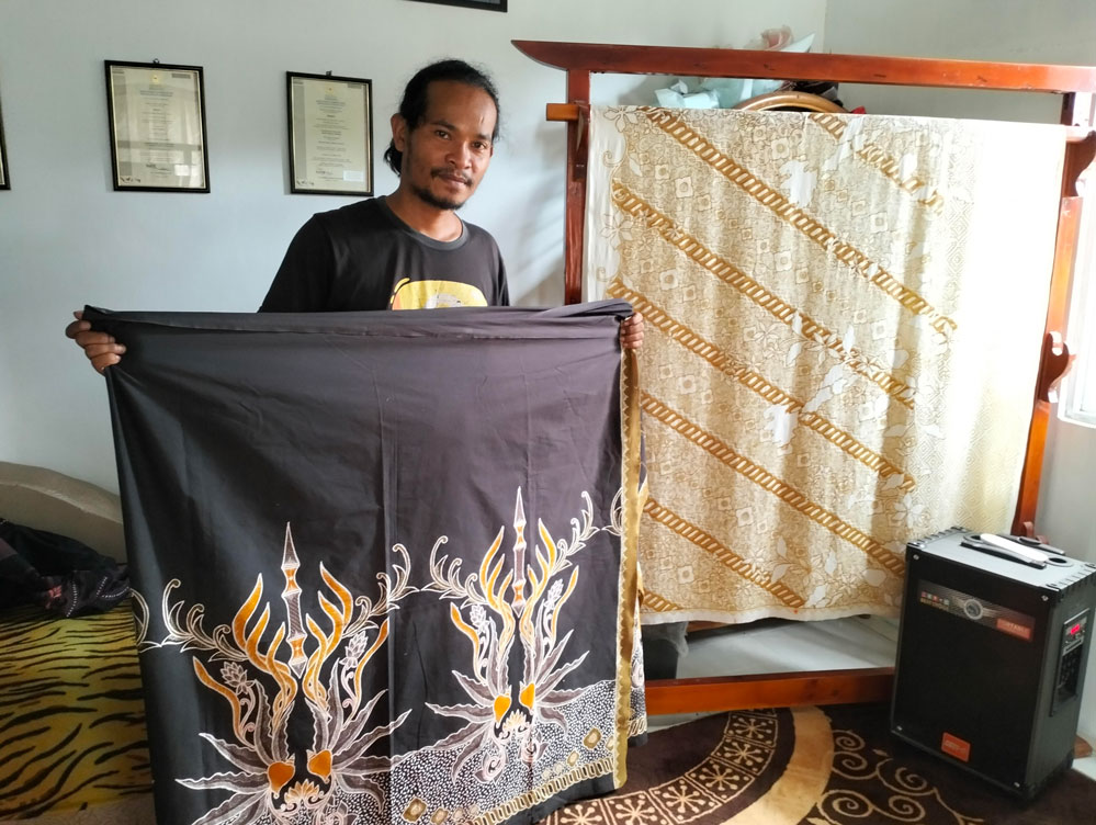 Muslim menunjukkan salah satu karya batik miliknya.