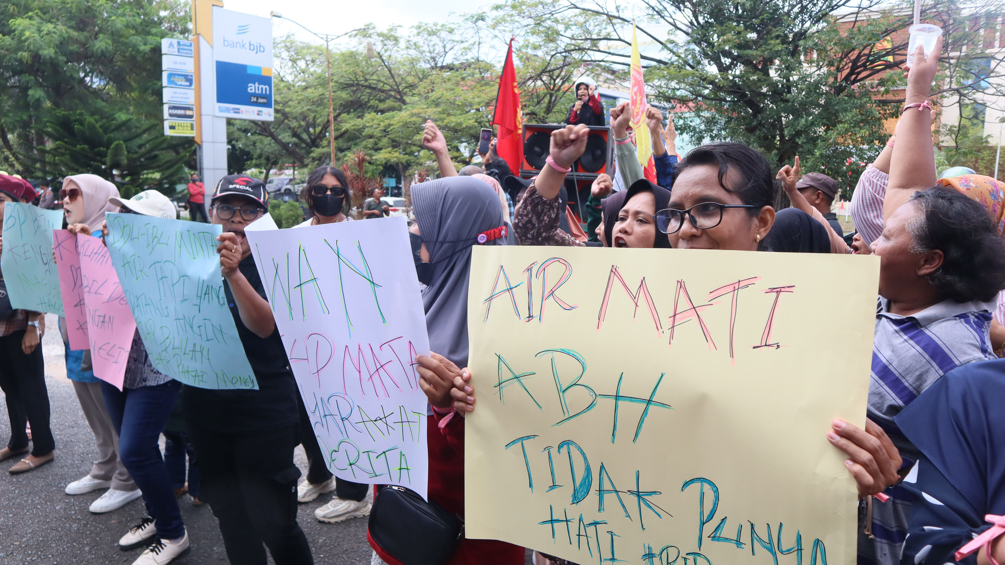 Warga Batu Merah bersama Perhimpunan Mahasiswa Katolik Republik Indonesia (PMKRI) melakukan aksi demo  di depan kantor PT. Air Batam Hilir (ABH), Batam Center, Selasa (20/8). F Cecep Mulyana/Batam Pos