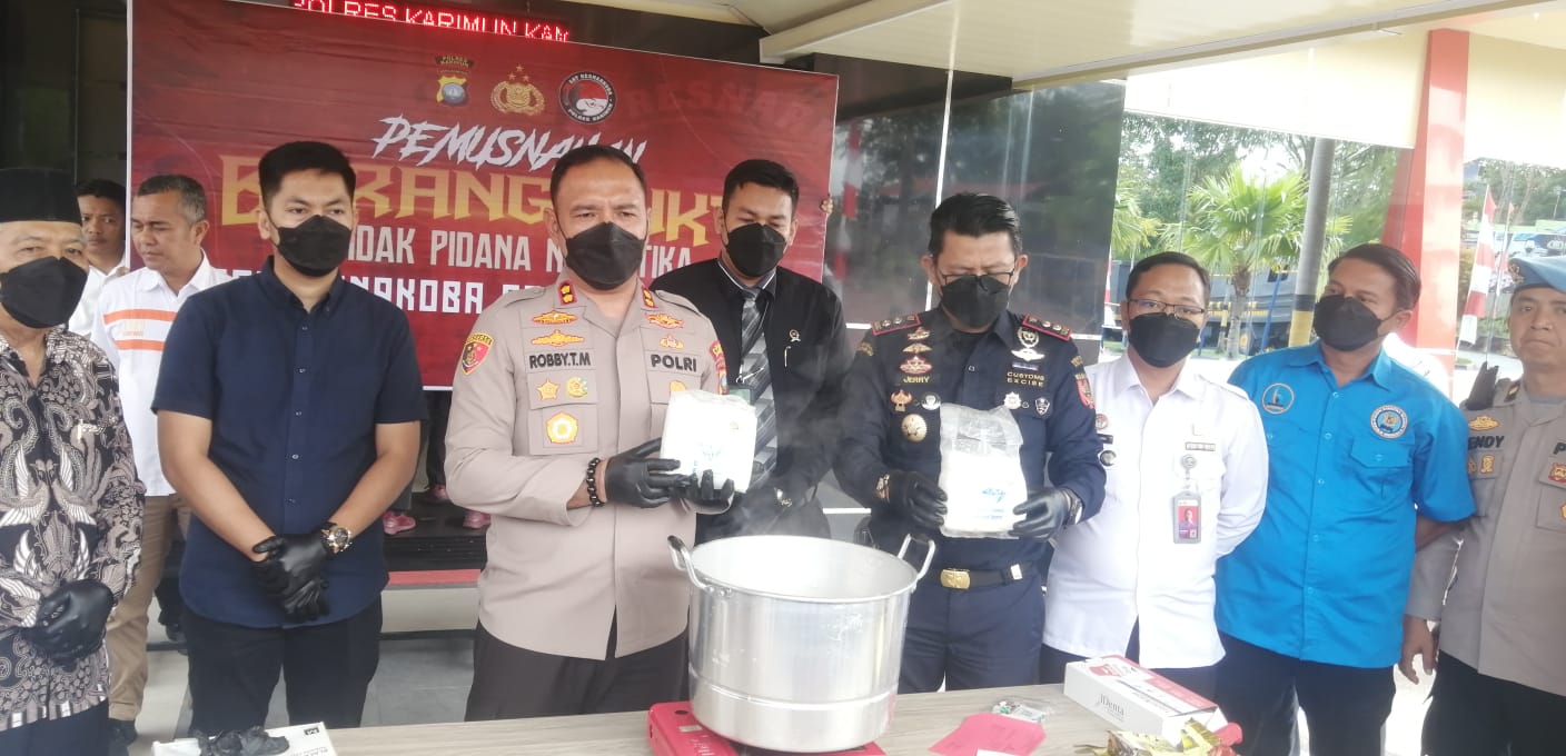 jajaran Polres Karimun saat melakukan pemusnahan barang bukti narkoba