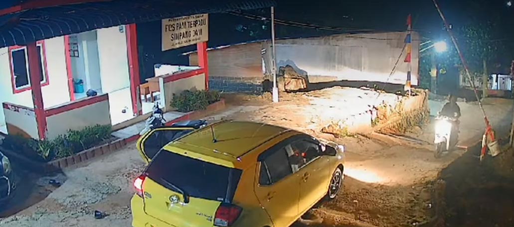 Tangkapan layar CCTV lokasi aksi pengeroyokan di pos penjagaan Simpang Dam, Mukakuning yang beredar di medsos.