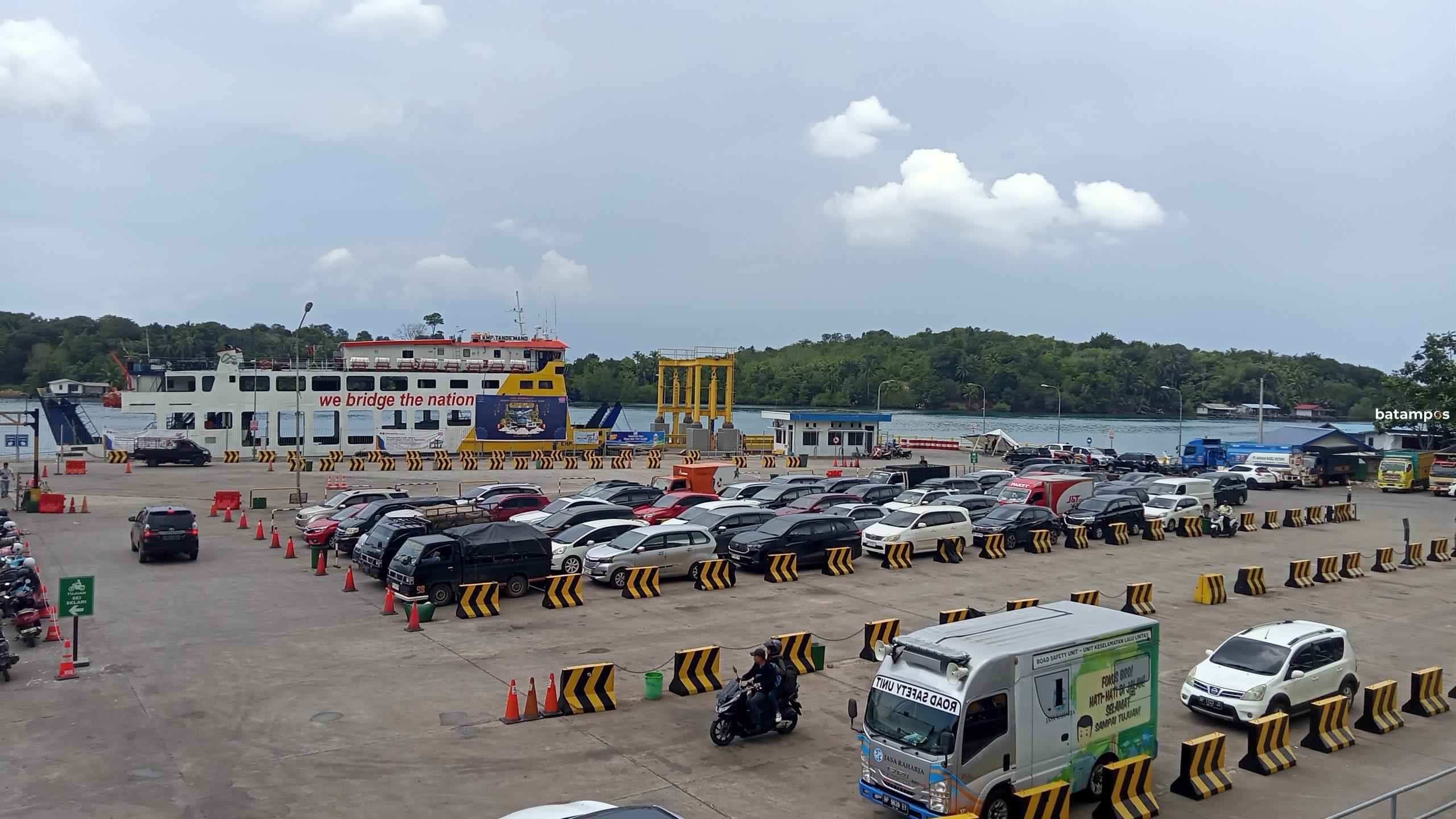 Kendaraan antre menuju kapal roro di Pelabuhan ASDP Telaga Punggur.