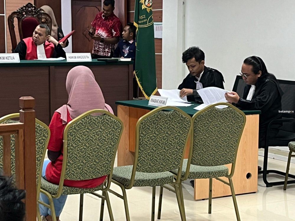 Megawati menjalani sidang di Pengadilan Negeri Batam, Kamis (22/8).