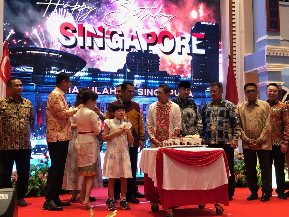 Acara resepsi Hari Nasional Singapura ke-59 di Batam yang dihadiri Gubernur Kepulauan Riau Ansar Ahmad, Menteri Kedua Luar Negeri Singapura Maliki bin Osman, pejabat, pengusaha dan tokoh masyarakat.