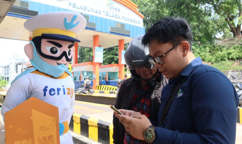 Petugas ASDP Pelabuhan Telaga Punggur Batam membantu calon penumpang saat melakukan pembelian tiket secara online, Rabu (21/8).
