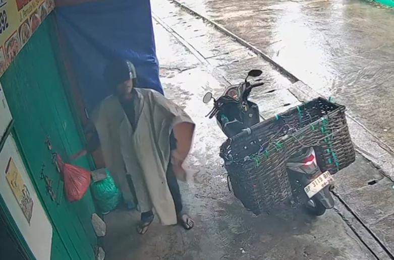 Detik-detik pengendara motor curi ayam potong di rumah makan Jalan Pemuda Tanjungpinang, Sabtu (14/8).