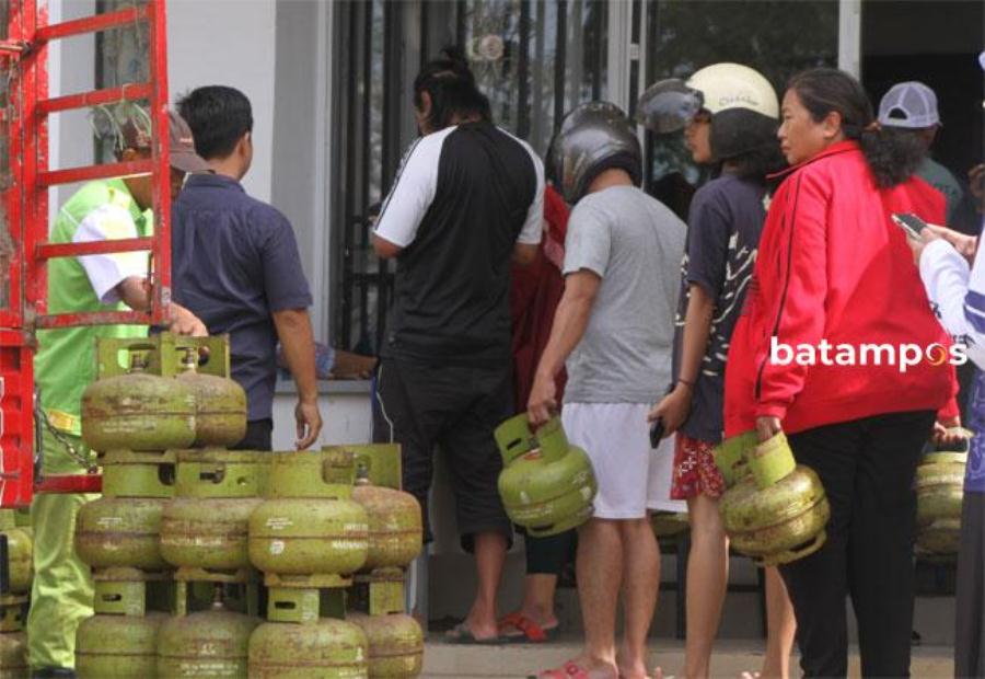 Masyarakat mengantre membeli gas LPG 3 Kg. Foto: Iman Wachyudi/ Batam Pos