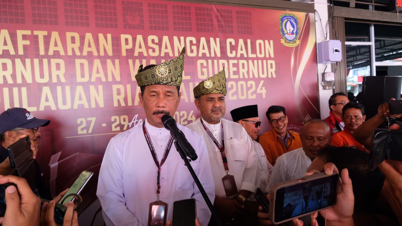 M. Rudi dan Aunur Rafiq usai mendaftar Cagub dan Cawagub di Kantor KPU Kepri, Jalan Raja Haji Fisabilillah Tanjungpinang, Rabu (28/6).