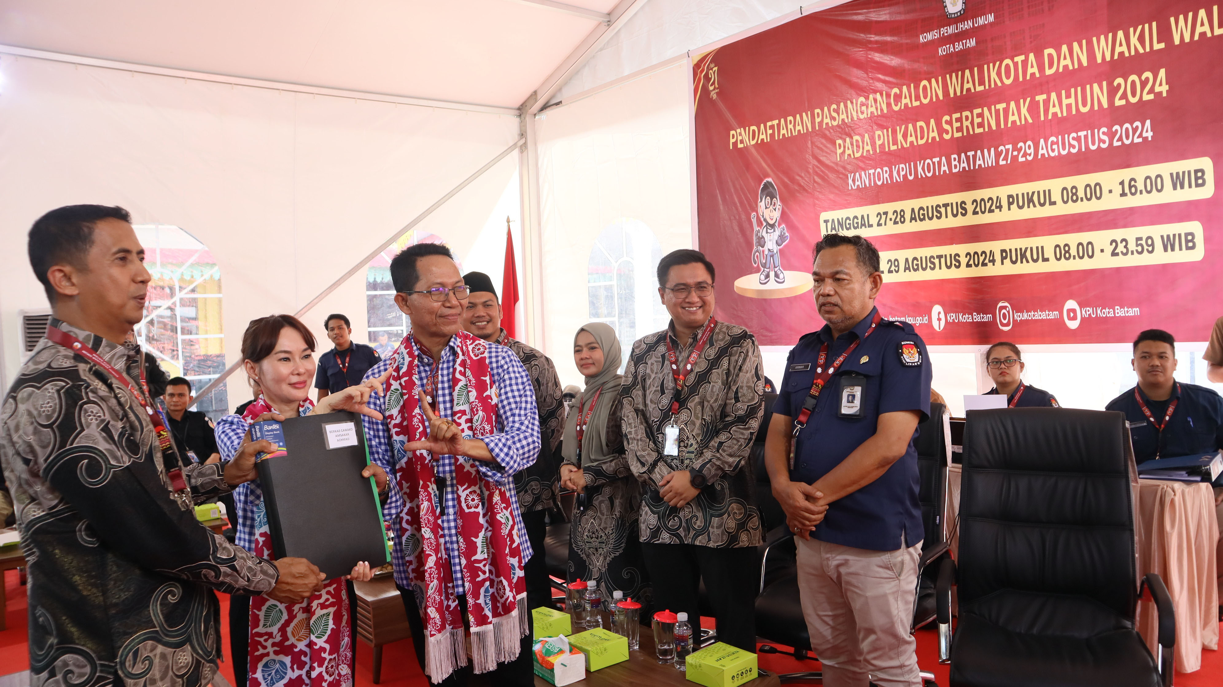 Pasangan Calon Walikota Batam dan Wakil Walikota Batam Amsakar Achmad dan Li Claudia Chandra menyerahkan berkas pencalonan Cawko dan Cawawako Batam saat melakukan pendaftran  KPU Batam, Selasa (27/8).