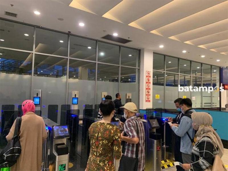 Ilustrasi. Sejumlah penumpang melewati pintu autogate di Pelabuhan Harbour Bay. Foto: Imigrasi Batam untuk Batam Pos
